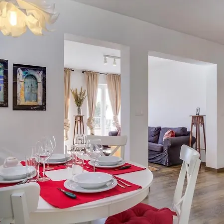 Holiday home House Oceanne 30m From The With Sea View Miholascica